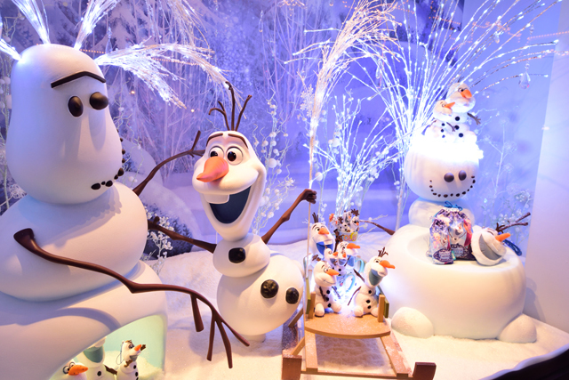 オラフのショーウィンドウをアップで ©Disney