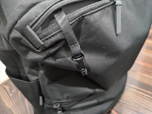 【ユニクロ ファンクショナルバックパック】上部のポケットには、パスケースなどを引っ掛けておくのに便利なフックもついています