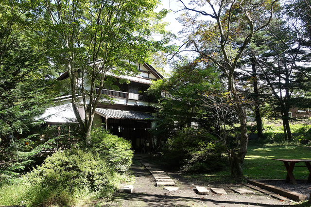 【軽井沢 HUB緑友荘】明治時代に建てられた貴重な建物。有志たちにより大切に維持・管理されている