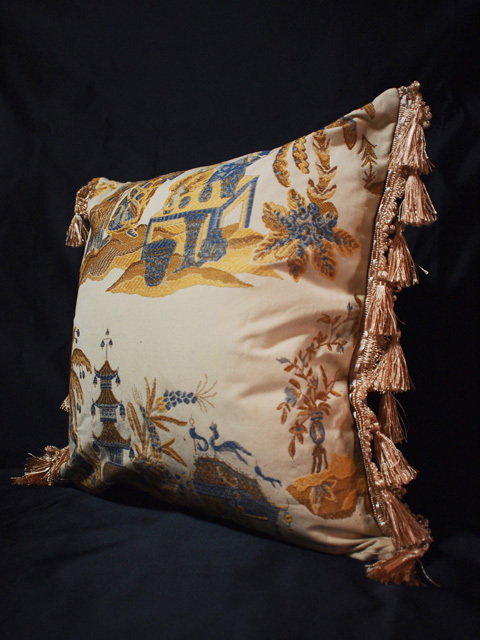 「ホテルオークラ東京」壁紙を再利用したクッション（梅花林）