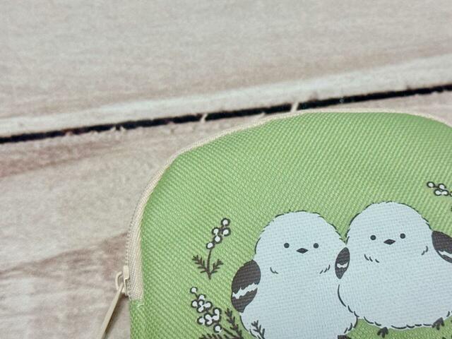 素材はポリエステル。コットンキャンバス調の厚手でしっかりとした生地