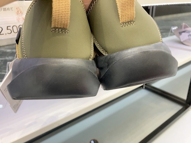 【ワークマン 防炎フレイムモック】かかとが踏めるデザイン