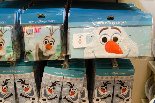 東京ディズニーランド(TDL)「アナとエルサのフローズンファンタジー」期間中に購入できる、映画『アナと雪の女王』関連グッズ ©Disney