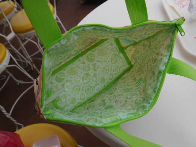 14　スペシャルセット、スーベニアランチケース（内側）／東京ディズニーランド＆東京ディズニーシー「ディズニー・イースター2015」©Disney