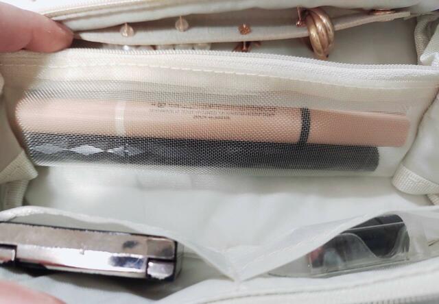 中央にはアイライナーなどが収納できる