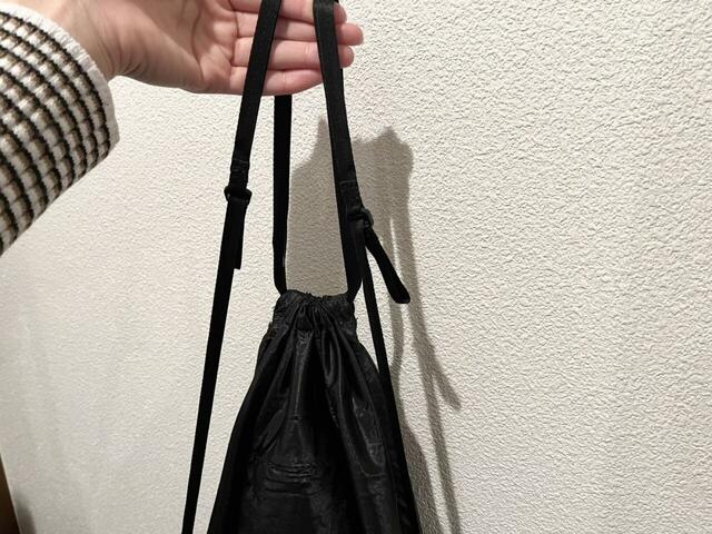 【mont-bell U.L.ナップサック】生地の丈夫さのおかげで肩への負担が分散されているのか、ショルダーストラップが細めでも肩に食い込む感じはありません