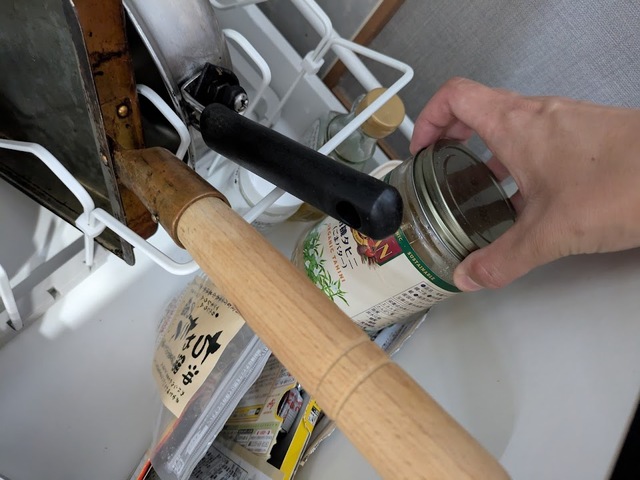 【山崎実業 tower シンク下 伸縮鍋蓋＆フライパンスタンド】持ち手置き下のスペースも有効活用！調味料も難なく取り出せます♪