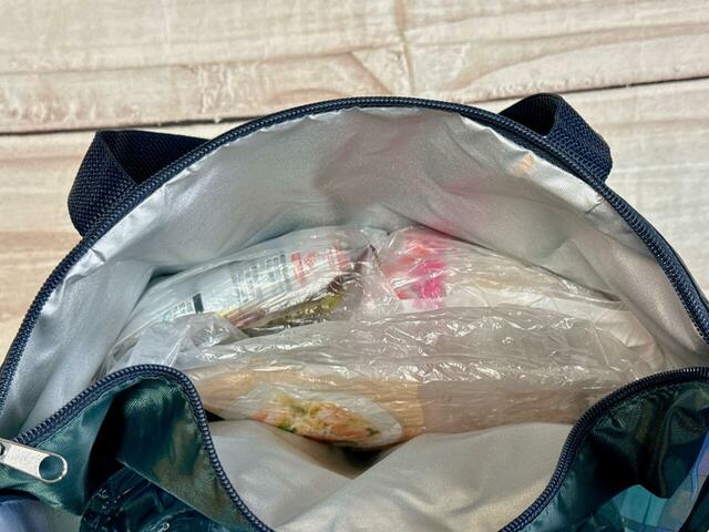 簡易保冷スペースには冷凍食品を収納！