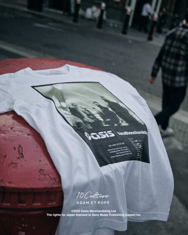【oasis×ADAM ET ROPE'】「Tour Poster Design TSH」Heathen Chemistry（カラー：ホワイト、SIZE：M / L / XL、価格：8,800円）