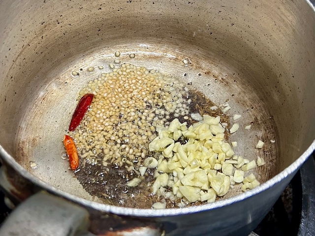 【南インド料理 葉菜hana】ウラドダルとニンニクも炒める