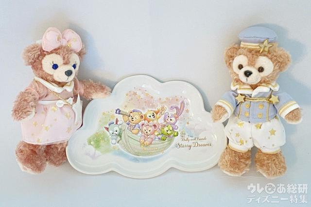 「ダッフィー＆フレンズのスターリードリームス」スーベニアプレートとぬいぐるみバッジの比較