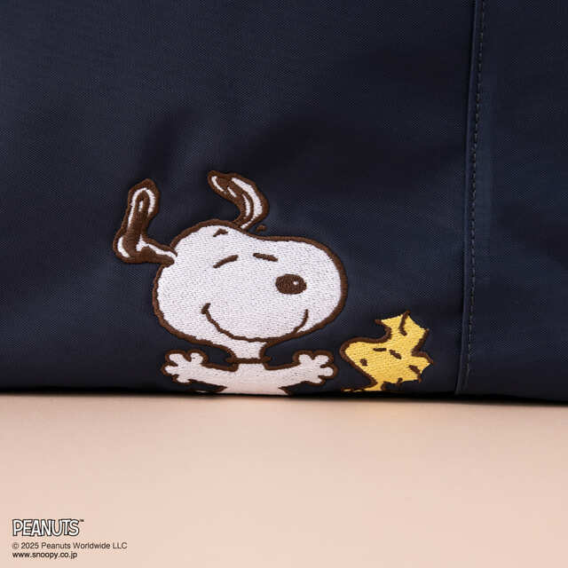【サマンサタバサ「スヌーピー」コレクション】両手を上げて楽しそうなスヌーピーとスヌーピーに寄り添うウッドストックの刺繍デザインがポイント