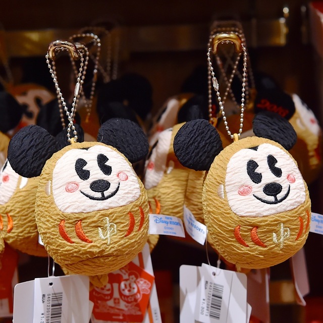 ミッキーだるまぬいぐるみバッジ 価格1300円