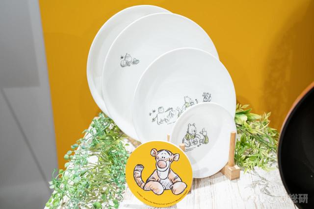 【くまのプーさん ゆったりお買い物フェア】コレールは各種サイズが登場 © DISNEY. Based on the