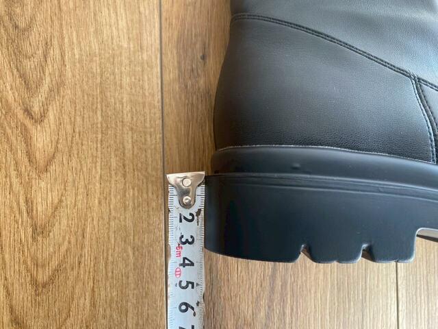【GLOBAL WORK エアかる晴雨兼用ブーツ】ヒールは一番高いところで約3.4cm。ちょうど良い厚みです