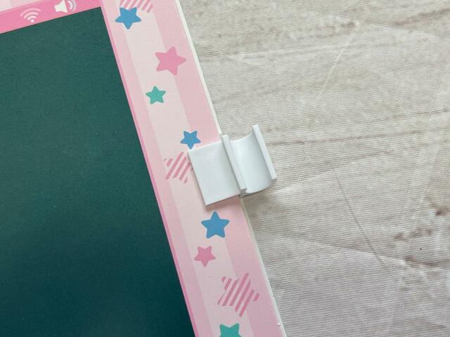 付属のクリップを黒板ボードにつけると…