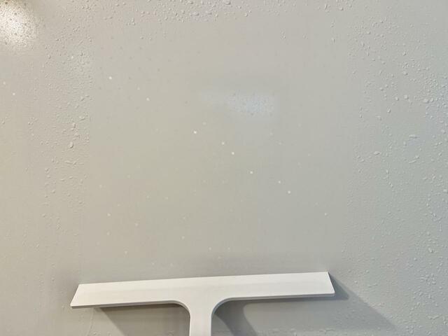 【山崎実業　tower マグネット水切りワイパー】しっかり水気が切れている！