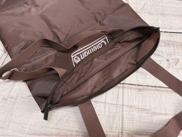 内側はポケットなどはないシンプルな作り