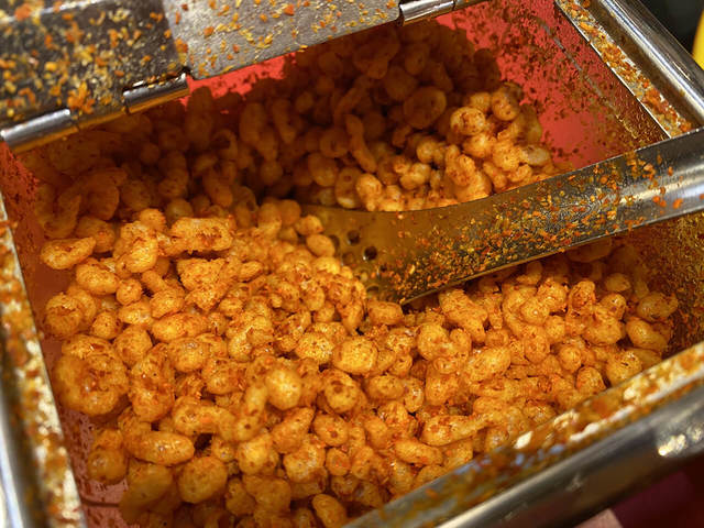 トッピングのちょい辛揚げ玉はカウンター備え付け！