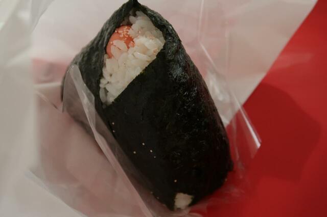 ジャンボおにぎり(焼たらこ)390円　海苔が大きい