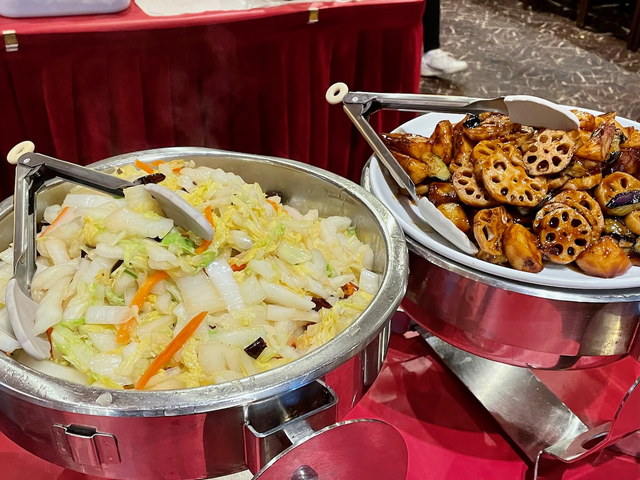 【九寨溝 銀座店】白菜の炒めもの（左）とレンコンとナスの炒めもの