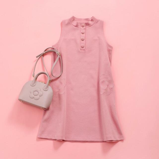【MARY QUANT（マリークヮント）】Aラインノースリーブ ワンピース 15,400円（税込）、デイジーパッチブガッティ 2WAY ミニトート 13,200円（税込）