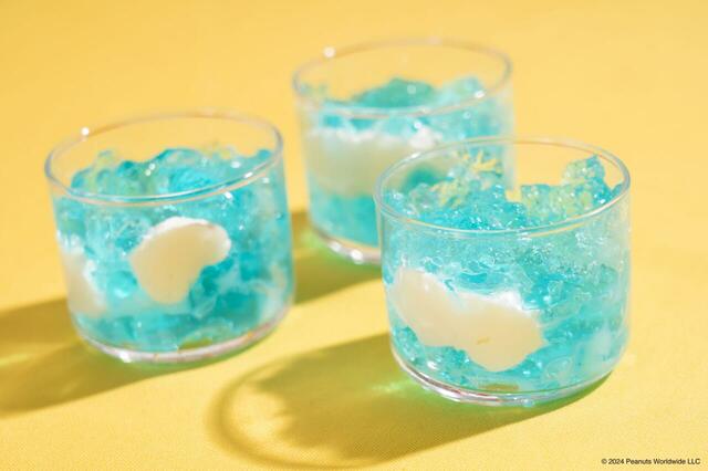 「夏の青空ゼリー」＜期間：2024年7月6日〜9月16日＞【【スヌーピー】カラフルな“サーカススイーツ”が食べ放題！ヒルトン広島でスヌーピーと仲間たちの夏のスイーツカーニバル！】