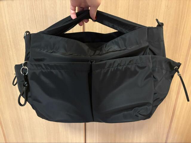 【GLOBAL WORK　撥水軽量7ポケットハンドルショルダー】軽いのにしっかりしたつくりで、荷物をたくさん入れても型崩れしにくいのも◎