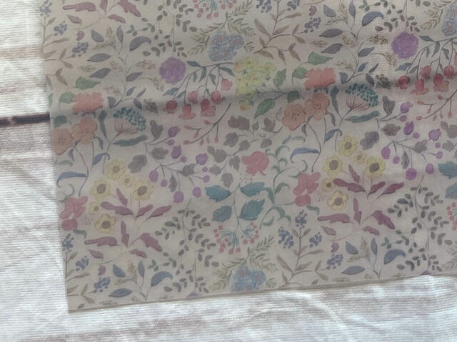 カラフルなお花柄ですが、トレペの透け感のおかげで落ち着いた印象に！