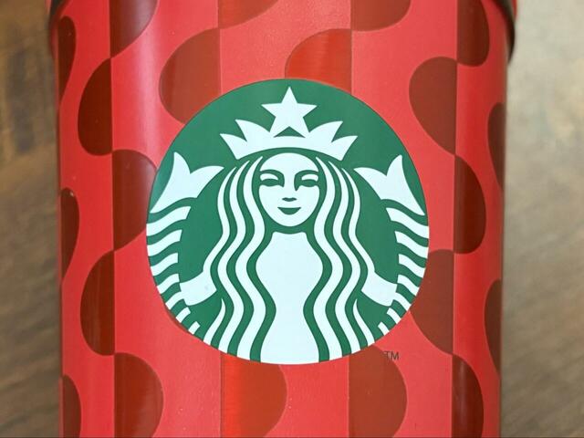 【スターバックスコーヒー　ホリデー2024ステンレスタンブラーレッド355ml】前面にはスターバックスのロゴマークが大きく入っています