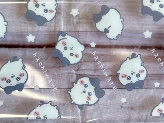 香箱座りや後ろ姿など、さまざまなポーズのハチワレがかわいすぎ！