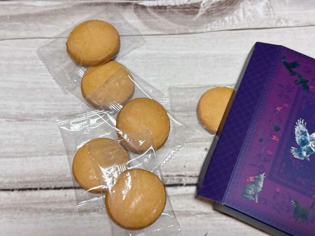 【カルディ 魔法使いの弟子のための魔法辞書】中身は個包装のバター味クッキーが6枚入ってます