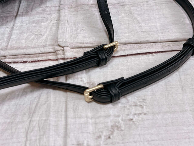 ベルト仕様のハンドルは長さ調整が可能。長めに調整して肩がけすれば、韓国オンニ風の雰囲気に。短めにして手持ちで使うスタイルも楽しめる♪