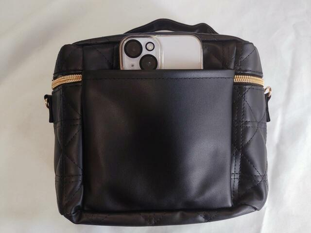 携帯が入るポケット