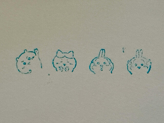 【ちいかわ スタンプブック】LINEスタンプでお馴染みのピースサインをするちいハチうさ。かわいい〜!