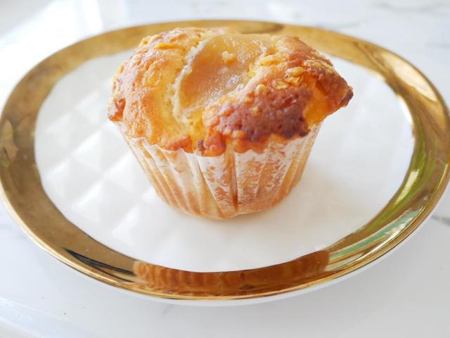 秋冬に販売される限定マフィン／りんごとクリームチーズのマフィン　税込281円