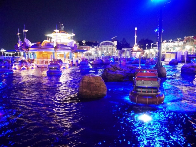 無人で動く、アクアトピアと幻想的な未来の光。©Disney