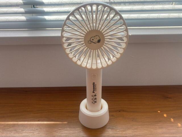 【cookpad plus(クックパッド プラス)2023年夏号増刊 スヌーピーハンディ扇風機】土台がセットでついていて卓上でも使える!