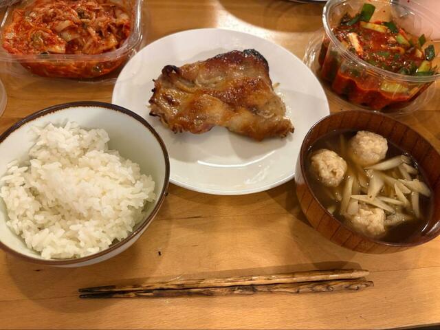 【コストコ 国産鶏ももの塩麹グリル】キムチと一緒に並べると、彩り豊かな食卓になります♪