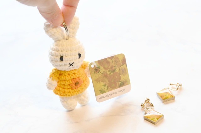 【ゴッホ展　家族がつないだ画家の夢】「LISA＆TAIGA」のクリスタルガラスと陶土のイヤリング（4.950円）とお揃い♪