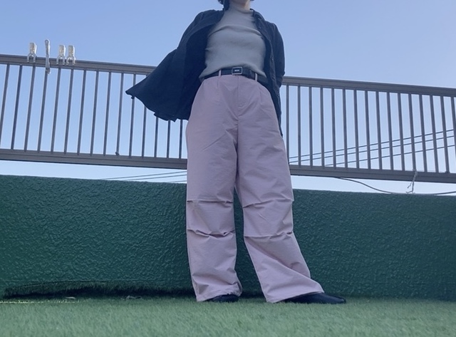 【AMERICAN HOLIC パラシュートパンツ】リラックス感のあるデザインながら、コーデに取り入れるだけで今っぽい雰囲気に仕上がります！