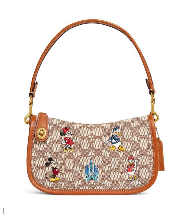 【DISNEY X COACH】スウィンガー バッグ シグネチャー ミッキーマウス アンド フレンズ エンブロイダリー／¥77,000 (税込)