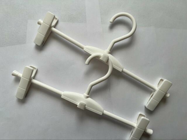 【キャンドゥ スカートハンガー ホワイト】持ち手の下にあるミニフックが便利