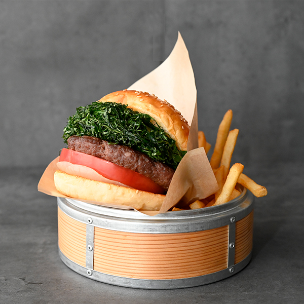 宇宙船のような容器で登場