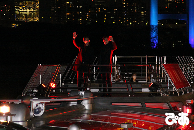 「ホタルナ」に乗ってお台場にサプライズ登場した東方神起　左からチャンミン、ユンホ