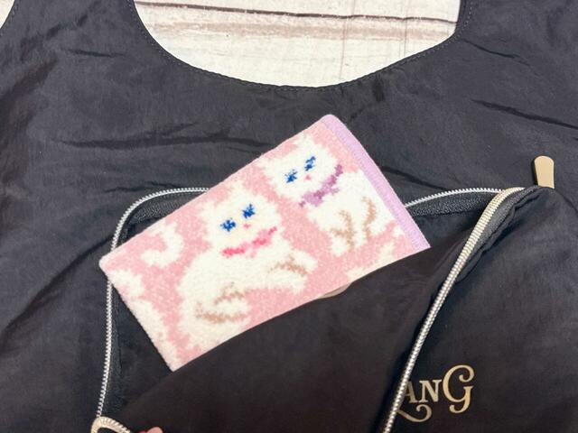フロントポケットにはハンカチタオルをIn