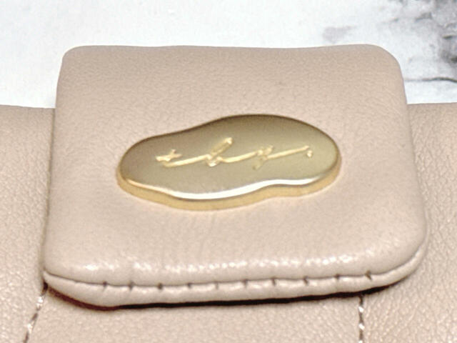 ベルトには「tal. by yumi」のロゴ刻印入りのプレート付き。マットなゴールドカラーがおしゃれ！【しまむら：婦人 財布（yumi）】