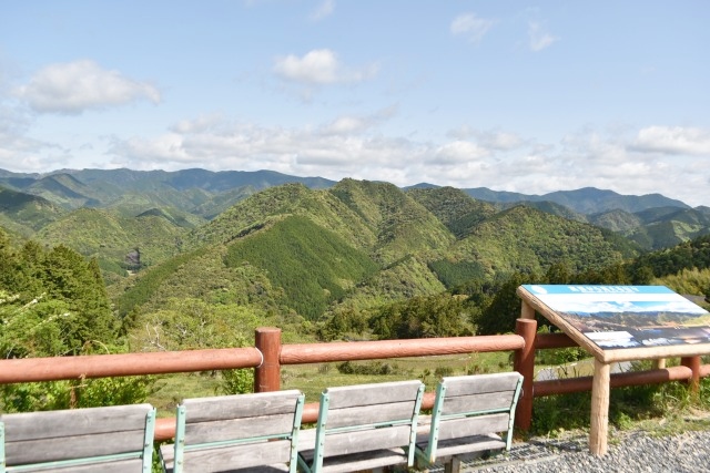 参道歩きの途中に休めるベンチ