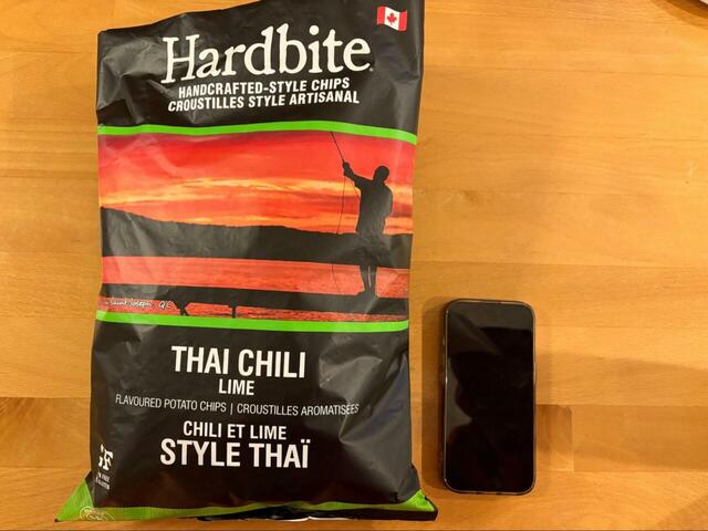 【コストコ ハードバイト タイのチリライム味】スマホと並べると、このサイズ感！625g入りの大容量で、ひと目で「コストコらしい迫力」を感じます！家族や来客とシェアしても安心のボリュームです◎