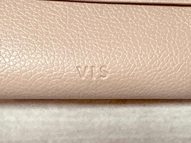 小銭入れ下部には「VIS」のブランドロゴの型押し入り